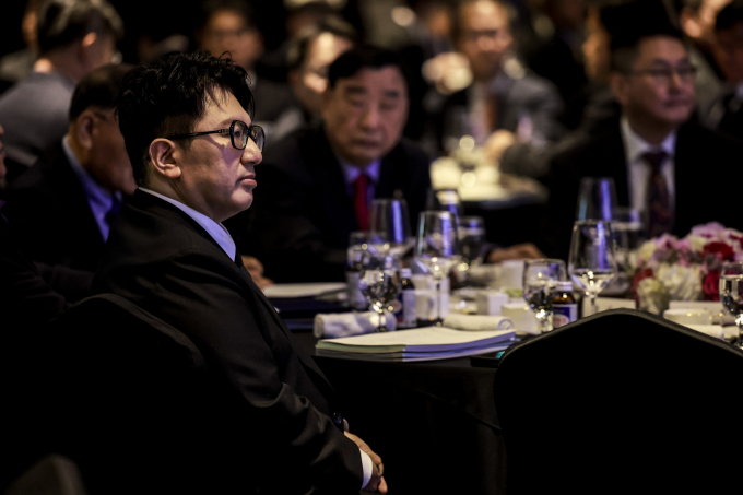 금융당국이 하이브의 방시혁 이사회 의장을 증시 사기 혐의 등으로 검찰에 고발하기로 결정했다. 사진은 방시혁 하이브 의장이 지난 2월20일 서울 영등포구 FKI타워에서 열린 한국경제인협회 제64회 정기총회에 참석하고 있는 모습. /사진=뉴시스