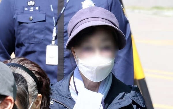 윤석열 전 대통령의 장모 최은순씨가 자신의 농지에서 요양원 직원을 동원해 농사를 짓는 사실이 알려진 가운데 경기 양평군이 '자경'으로 판단해 논란이 일었다. 사진은 윤석열 전 대통령의 장모 최은순씨가 서울동부구치소에서 가석방되는 모습. /사진=뉴스1