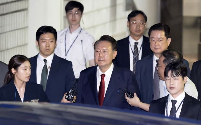 석방된 지 124일만에 윤석열 전 대통령이 재구속되면서 로이터 AP통신 등 주요 외신이 일제히 긴급 보도했다. 사진은 지난 9일 윤석열 전 대통령이 서울 서초구 서울중앙지법에서 열린 직권남용 등 혐의 영장실질심사(구속 전 피의자 심문)를 마친 뒤 대기 장소인 서울구치소로 이동하기 위해 법원을 나서고 있는 모습. /사진=뉴시스
