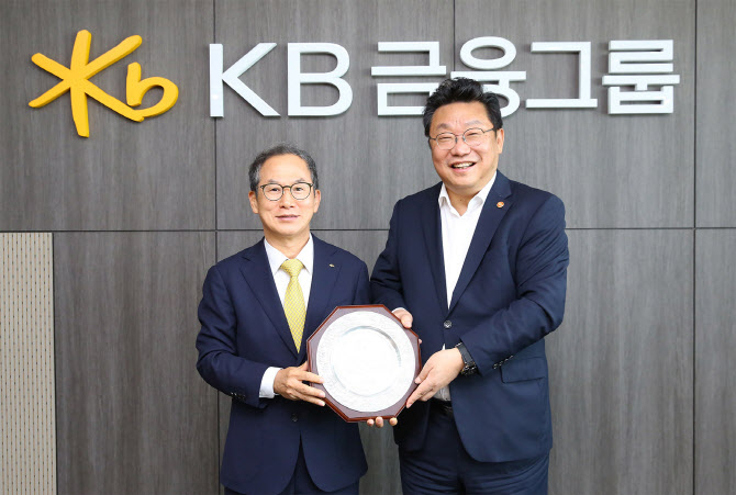 양종희 KB금융그룹 회장(왼쪽)과 주형환 저출생고령사회위원회 부위원장이 지난 9일 여의도 KB국민은행 신관에서 기념촬영을 하고 있다. /사진제공=KB금융그룹