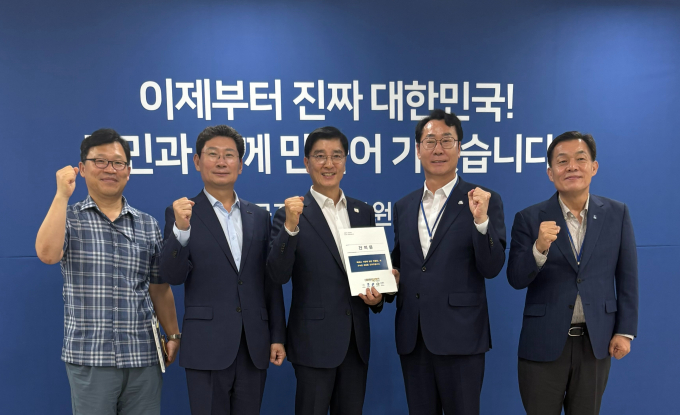 이재준 수원시장(맨 오른쪽)과 정명근 화성시장(오른쪽서 두번째), 이상일 용인시장(왼쪽서 두번째)이 9일 서울 창성동 국정기획위원회를 방문해 이해식 정치행정분과장과 간담회를 갖고 '특례시 지원에 관한 특별법' 제정을 촉구하는 건의문을 전달하고 포즈를 취하고 있다. /사진제공=수원특례시 