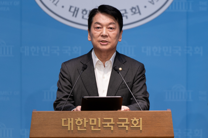 안철수 의원이 10일 자신의 페이스북 계정에 내년 지방선거에서 광역단체 후보를 당원이 결정하게 하겠다고 글을 올렸다. 사진은 지난7일 안철수 국민의힘 혁신위원장이 서울 여의도 국회 소통관에서 기자회견을 열고 혁신위원장 사퇴 및 전당대회 출마를 밝히고 있는 모습. /사진=뉴스1