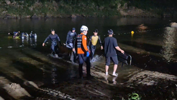 충남 금산 제원면 천내리 금강 상류에서 물놀이를 하던 20대 4명이 실종된 뒤 모두 심정지 상태로 발견됐다. 사진은 사고가 발생한 충남 금산군 금강 상류에서 구조 중인 모습. /사진=뉴스1(충남소방본부 제공)