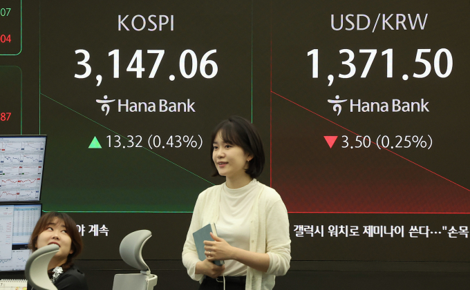 10일 오전 서울 중구 하나은행 딜링룸 전광판에 개장 시황이 나오고 있다. 이날   코스피는 전 거래일 대비 13.32포인트(0.43%) 오른 3,147.06으로 연고점을 재차 경신했다./사진=뉴스1