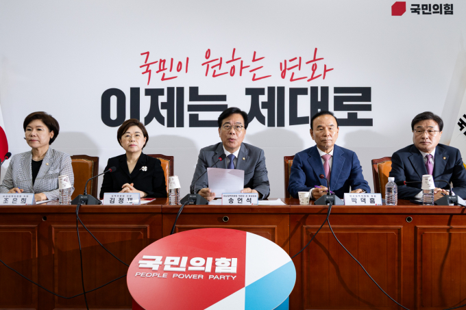 송언석 국민의힘 비상대책위원장 겸 원내대표가 혁신위는 당 바깥을 먼저 보며 안을 돌아보고 비대위는 흔들림 없이 이어지도록 뒷받침하겠다고 밝혔다.송언석 국민의힘 비상대책위원장 겸 원내대표가 10일 서울 여의도 국회에서 열린 비상대책위원회의에서 모두 발언을 하고 있다. /사진=뉴스1