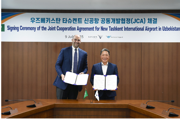 이학재 인천공항공사 사장이 9일 오마르 알 미다니 비전인베스트  사장과 우즈베키스탄 타슈켄트 신공항 공동개발협정 체결식을 가진 뒤  기념 촬영을 하고 있다./사진=인천공항공사