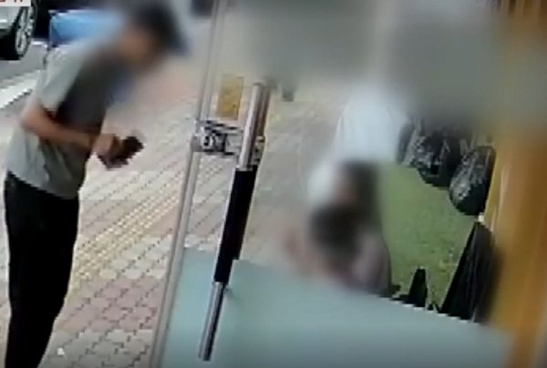 외국인 여성을 무단으로 촬영하는 유튜버가 제지당하자 되레 업주의 상호명을 공개하고 협박하는 등 적반하장 태도를 보였다. 사진은 유튜버가 캄보디아 국적 여성에게 말을 거는 모습. /사진=JTBC '사건반장' 캡처