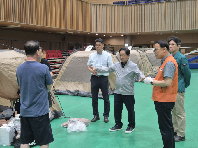 주광덕 남양주시장이 9일 임시대피소를 찾아 피해주민들과 대화를 나누고 있다. /사진제공=남양주시 
