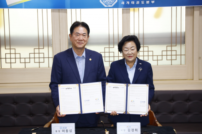 김경희 이천시장(오른쪽)과 이동섭 국기원장(왼쪽)이 10일 이천쌀 지원 및 공동 홍보업무 관련 업무협약을 체결하고 사진 촬영을 하고 있다. /사진제공=이천시