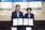 김경희 이천시장(오른쪽)과 이동섭 국기원장(왼쪽)이 10일 이천쌀 지원 및 공동 홍보업무 관련 업무협약을 체결하고 사진 촬영을 하고 있다. /사진제공=이천시