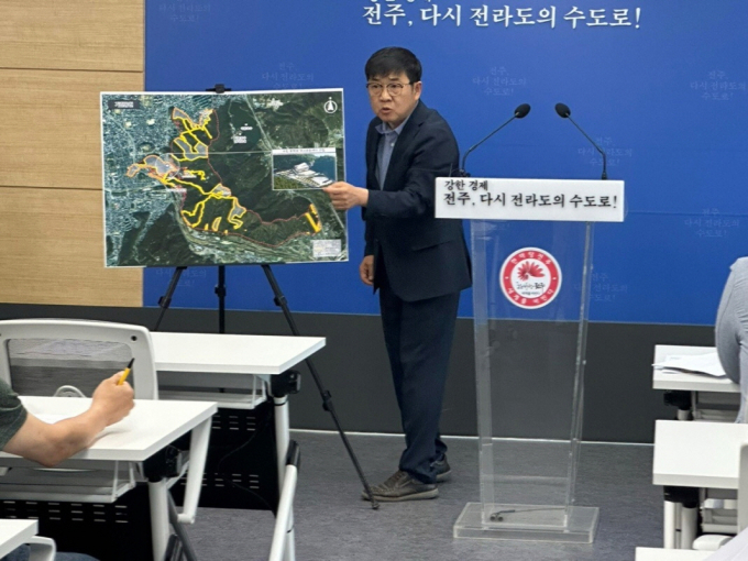 이영섭 전주시 자원순환녹지국장이 10일 전주 시청 브리핑룸에서 도시공원 부지 확보 현황을 설명하고 있다./사진=전주시
