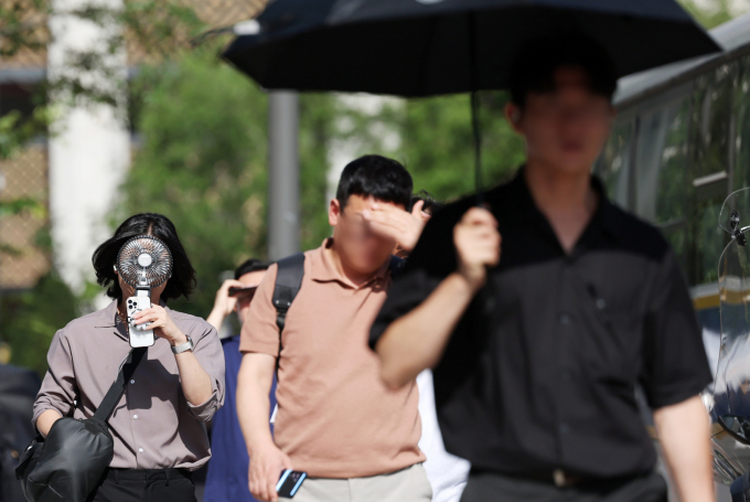 11일 무더위와 열대야가 이어지고 제주 일대에 비가 내릴 것으로 예측된다. 사진은 지난 10일 서울 종로구 거리를 지나가는 시민. /사진=뉴시스 