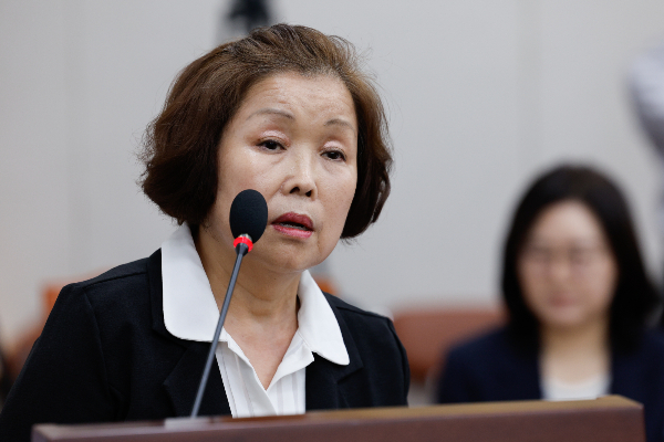 손효숙 리박스쿨 대표가 자신이 마녀사냥을 당하고 있다며 심신미약자가 됐다고 주장했다. 사진은 손효숙 리박스쿨 대표가 리박스쿨 청문회에 출석해 의원 질의에 답하는 모습. /사진=뉴스1