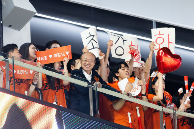 김승연 한화그룹 회장이 임직원들과 함께 경기를 관람하고 있다. /사진=한화그룹 