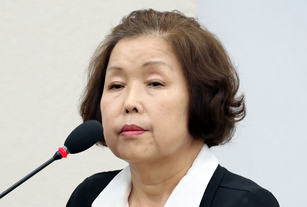 손효숙 리박스쿨 대표가 전두환 전 대통령에 대해 언급했다. 사진은 손효숙 리박스쿨 대표가 교육위원회의 리박스쿨 청문회에서 더불어민주당 의원들을 바라보는 모습. /사진=뉴스1