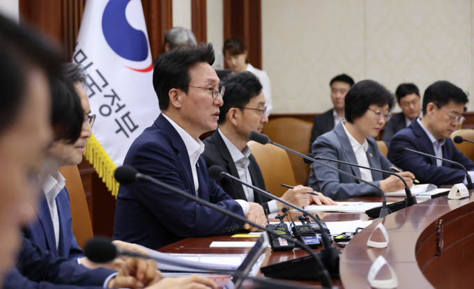 김민석 국무총리가 10일 서울 종로구 정부서울청사에서 열린 국정현안관계장관회의에서 서민 체감물가 안정을 위한 범부처 총력 대응을 주문했다. 김민석 국무총리가 10일 서울 종로구 정부서울청사에서 열린 국정현안관계장관회의에 참석해 발언하고 있다. /사진=뉴시스