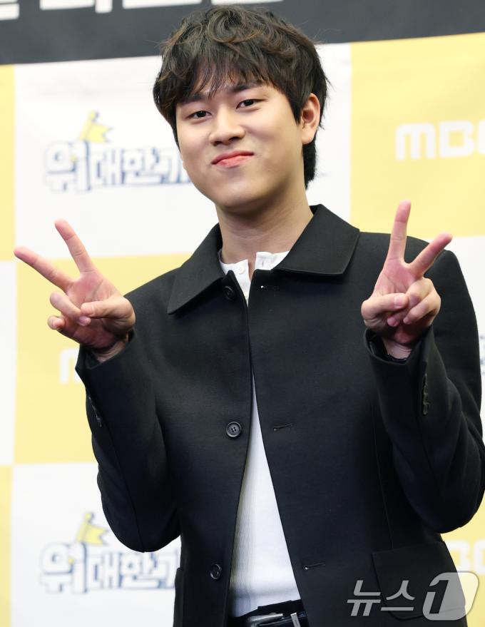 올스타전 클리닝 타임 공연에 나서는 가수 이무진. /뉴스1 DB ⓒ News1 권현진 기자