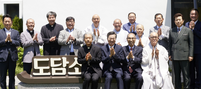 10일 도담소에서 열린 경기도 종교지도자 오찬 간담회에서 김동연 경기도지사(앞줄 왼쪽에서 두 번째)와 3대종단 종교지도자, 우수 멘토 표창대상자가 기념촬영 하고 있다. /사진=경기도