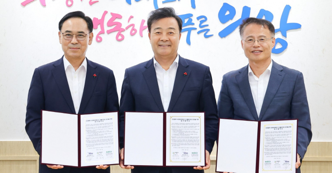 김성제 의왕시장(가운데)이 지난 9일 시청에서 이용배 현대로템 대표이사(맨 왼쪽), 신진수 한국환경보전원장과 자연환경복원 및 생물다양성 증진 업무협약을 체결하고 있다. /사진=의왕시