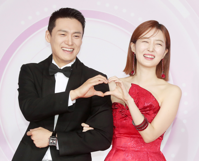 MBC 아나운서 출신 부부인 방송인 오상진·김소영 부부가 부동산으로 수십억 원의 수익을 얻은 것으로 전해졌다. 사진은 2022년 12월 서울 마포구 상암동 SBS프리즘타워에서 진행된 '2022 SBS 연예대상'에 참석한 오상진 김소영 부부. /사진=머니투데이