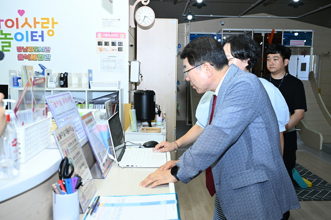 백경현 경기 구리시장이 지난 8일 갈매동 하나로프라자 8층에 조성된 어린이 체험장을 찾아 현장 점검을 하고 있다. /사진제공=구리시