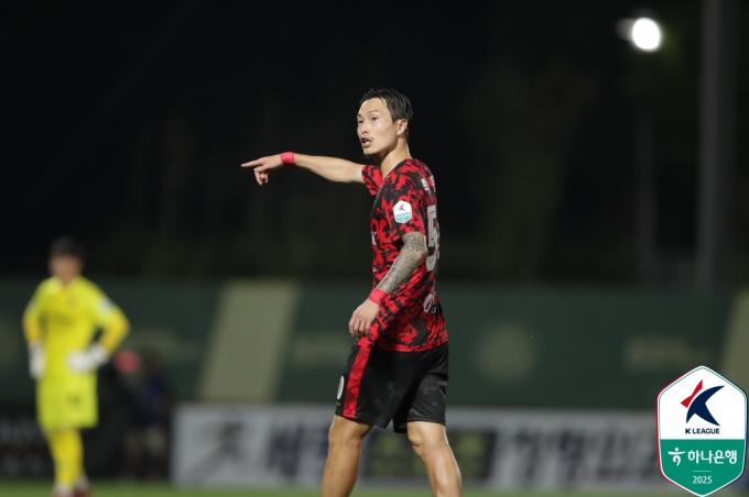 상대 코칭스태프에게 손가락 욕설을 한 박동진(한국프로축구연맹 제공)