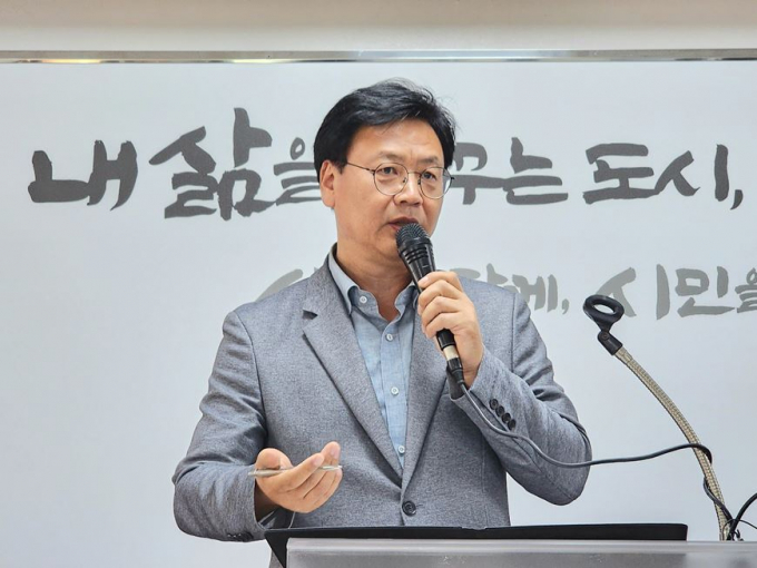 윤상희 의정부시 황경자원국장이 10일 기자회견을 통해 자원회수시설 민간사업제안자 보상금 지급 경위를 설명하고 있다./사진=김동영 기자