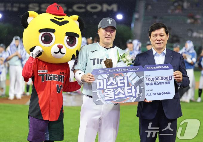 2024 프로야구 올스타전 MVP를 수상한 최형우(가운데). 2024.7.6/뉴스1 ⓒ News1 김진환 기자