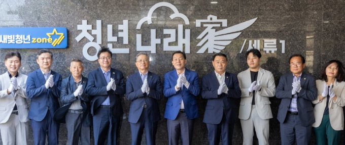  이재준 수원시장(왼쪽에서 6번째)과 LH 이한준 사장(5번째) 등 참석자들이 10일 입주기념식에서 함께하고 있다. /사진제공=수원시