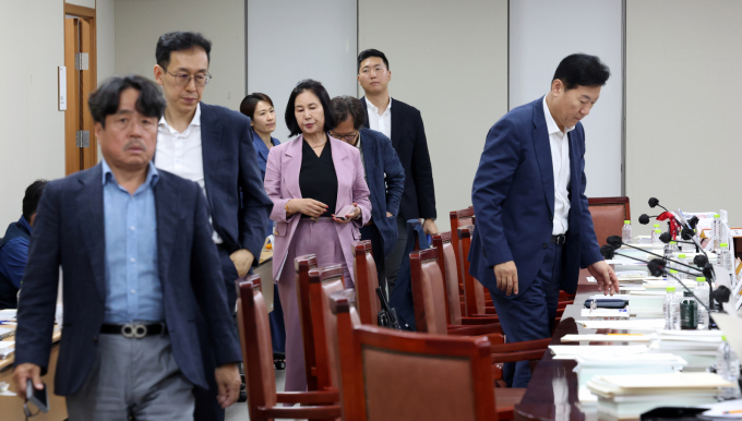 10일 밤 세종시 정부세종청사에서 열린 최저임금위원회 전원회의에서 경영계와 권순원 공익위원 간사가 정회를 마치고 다시 자리로 향하고 있다. / 사진=뉴시스 강종민 기자 /사진=강종민