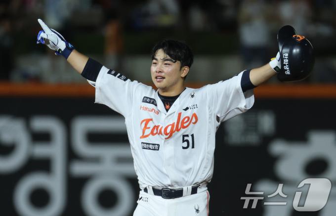 10일 오후 대전 한화생명 볼파크에서 열린 프로야구 '2025 신한 SOL뱅크 KBO 리그' 기아 타이거즈와 한화 이글스 경기에서 9회말 2사 만루 상황 한화문현빈이 끝내기 안타를 치고 환호하고 있다. ⓒ News1 김기태 기자