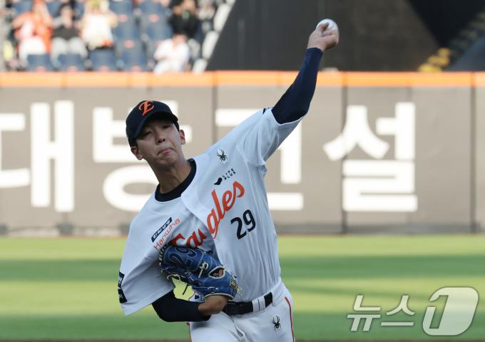 10일 오후 대전 한화생명 볼파크에서 열린 프로야구 '2025 신한 SOL뱅크 KBO 리그' 기아 타이거즈와 한화 이글스 경기에서 한화 선발투수 황준서가 역투하고 있다. 2025.7.10/뉴스1 ⓒ News1 김기태 기자