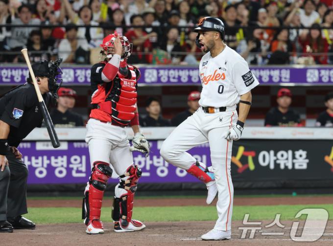 10일 오후 대전 한화생명 볼파크에서 열린 프로야구 '2025 신한 SOL뱅크 KBO 리그' 기아 타이거즈와 한화 이글스 경기에서 9회말 2사 만루 상황 한화 리베라토가 볼넷으로 동점이 되자 환호하고 있다. 2025.7.10/뉴스1 ⓒ News1 김기태 기자