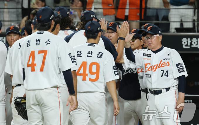 9일 오후 대전 한화생명 볼파크에서 열린 프로야구 '2025 신한 SOL뱅크 KBO 리그' 기아 타이거즈와 한화 이글스 경기에서 승리한 한화 김경문 감독이 선수들과 하이파이브를 하고 있다. 2025.7.9/뉴스1 ⓒ News1 김기태 기자