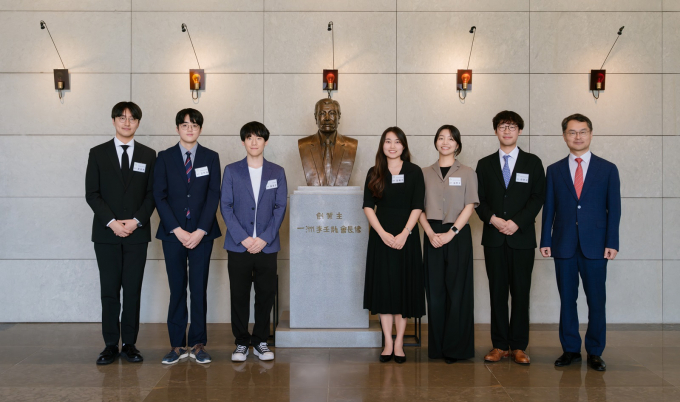 일주 고(故) 이임용 태광그룹 창업주 흉상 앞에서 김민수 일주학술문화재단 이사장(맨 오른쪽)과 장학생들이 기념촬영을 하고 있다. /사진=태광그룹