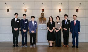 일주 고(故) 이임용 태광그룹 창업주 흉상 앞에서 김민수 일주학술문화재단 이사장(맨 오른쪽)과 장학생들이 기념촬영을 하고 있다. /사진=태광그룹