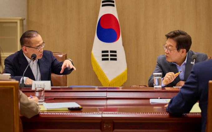 대통령실이 11일 입장문을 통해 전시 작전권 환수 문제를 놓고 미국과 계속 긴밀히 협의해 나갈 것이라고 전했다. 사진은 지난 10일 이재명 대통령이 서울 용산구 대통령실 청사에서 열린 국가안전보장회의(NSC) 전체회의에서 위성락 국가안보실장과 대화하고 있는 모습. /사진=뉴스1(대통령실 제공)