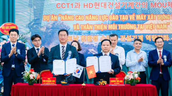 김병수 HD현대건설기계 AM/PS 담당 상무(왼쪽 세 번째)와 즈엉 테 안 CCT1 총장(왼쪽 다섯 번째)이 베트남 하노이에 위치한 CCT1에서 ‘친환경·스마트 건설기계 인력 양성 사업’에 관한 MOU를 체결하고 기념사진을 촬영하고 있다. /사진=HD현대건설기계