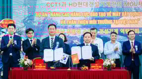 김병수 HD현대건설기계 AM/PS 담당 상무(왼쪽 세 번째)와 즈엉 테 안 CCT1 총장(왼쪽 다섯 번째)이 베트남 하노이에 위치한 CCT1에서 ‘친환경·스마트 건설기계 인력 양성 사업’에 관한 MOU를 체결하고 기념사진을 촬영하고 있다. /사진=HD현대건설기계