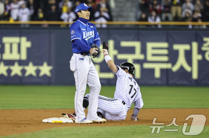 15일 서울 송파구 잠실야구장에서 열린 프로야구 '2025 신한 SOL 뱅크 KBO리그' 삼성 라이온즈와 LG 트윈스의 경기, 7회말 무사 1루 상황에서 1루주자 LG 박해민이 2루 도루에 성공하고 있다. 2025.4.15/뉴스1 ⓒ News1 김도우 기자