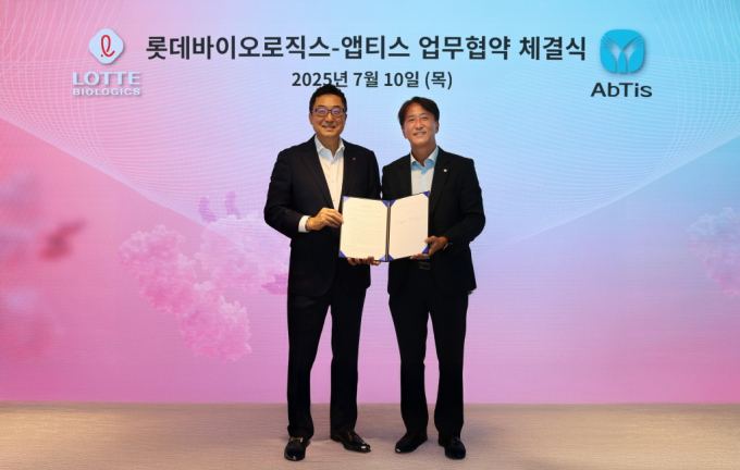 롯데바이오로직스와 앱티스가 ADC(항체-약물 접합체) 협업을 추진한다. 사진은 제임스박 롯데바이오로직스 대표(왼쪽)와 한태동 앱티스 대표. /사진=롯데바이오로직스