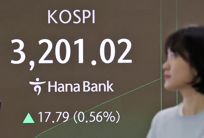 코스피가 3200을 돌파했다. 사진은 11일 오전 서울 중구 하나은행 딜링룸에 코스피가 표시된 모습./ 사진=뉴스1