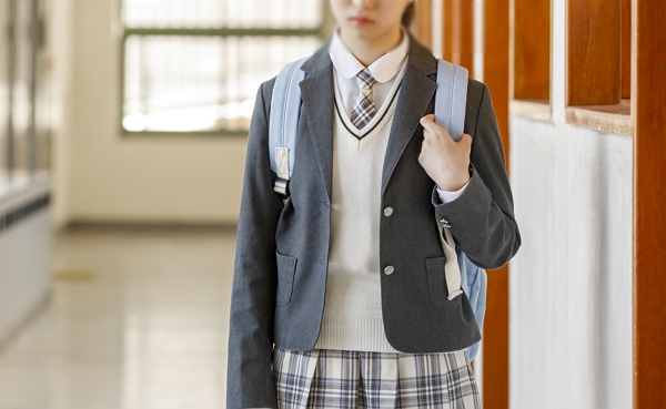 인도 한 학교 교장과 교직원이 화장실 벽에서 혈흔이 발견되자 여학생들의 월경 여부를 확인한다며 옷을 벗긴 알몸 상태로 신체검사를 했다는 주장이 제기됐다. 사진은 기사 내용과 직접적인 관련이 없음. /사진=클립아트코리아