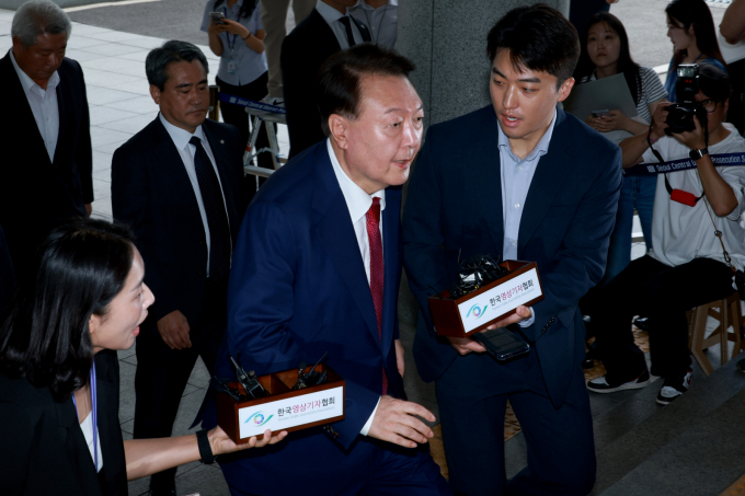 내란 특검이 서울 구치소에 수감된 윤석열 전 대통령을 11일 오후 서울 서초구 서울고등검찰청에 마련된 특검 사무실에 소환해 대면조사를 진행한다. 사진은 지난 5일 윤석열 전 대통령이 서울 서초구 서울고등검찰청에 마련된 내란특검에서 2차 대면조사를 받기 위해 출석하고 있는 모습. /사진=뉴스1 (공동취재)