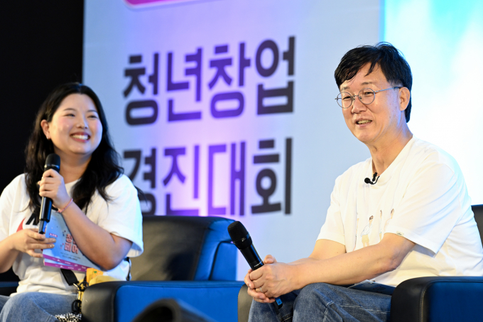 이민근 시장이 2024. 7월 열린 청년창업 경진대회 토크콘서트에서 청년들과 대화를 하고 있다. /사진=안산시