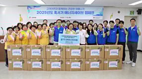 김기준 고려아연 부사장(앞줄 왼쪽 여덟번째)과 허혜숙 대한적십자사 서울지사 사무처장(앞줄 오른쪽 여섯번째)이 혹서기 에너지세이브 캠페인 물품 전달식에서 기념촬영을 하고 있다. /사진=고려아연