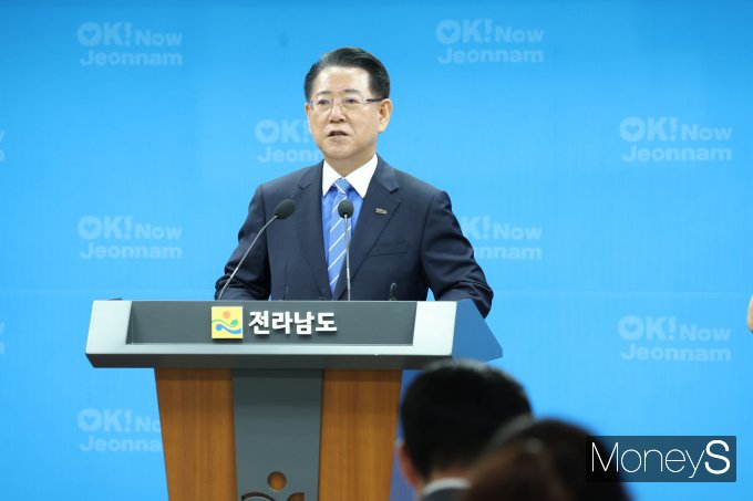 김영록 전남도지사가 11일 도청 브리핑룸에서 '이재명 정부의 획기적인 RE100 산업단지 정책 발표와 관련해 환영의 뜻을 밝히고 있다./홍기철기자