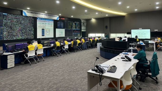 한국전력거래소는 10일 전력수급 안정운영을 위한 유관기관 합동 전력수급 비상훈련을 실시했다./뉴시스