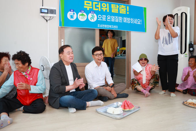 김철우 보성군수가 지난 10일 조성면을 방문해 무더위 주민들의 안부를 살피고 있다./보성군