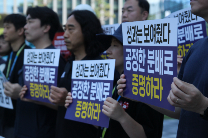 전국화학섬유식품산업노동조합 넥슨지회 네오플분회가 11일 넥슨코리아 판교사옥 앞에서 기자회견을 열고 사측에 교섭을 촉구했다. /사진=뉴스1